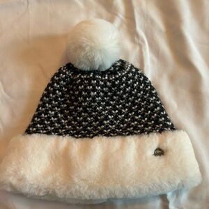 Black and white hat with faux fur trim